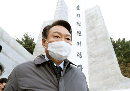 부산 찾은 윤석열, 순직선원 참배하며 "마음의 짐 덜었다"