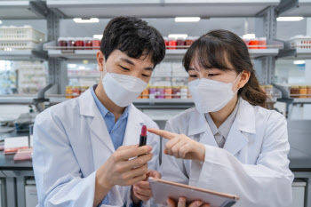 한국콜마, ‘립 지속력 극대화’ 특허 출원…화장품 출시 계획