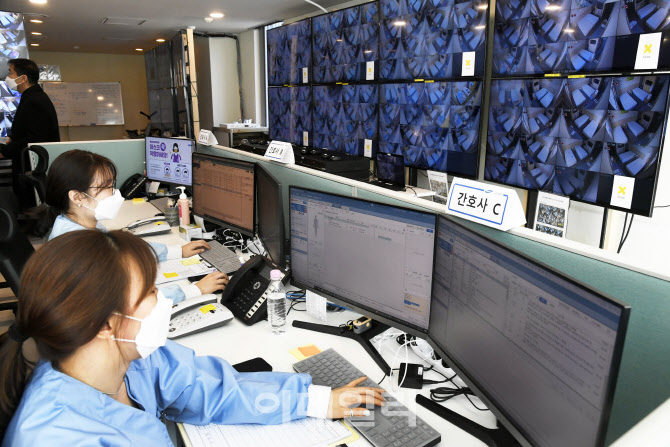 [포토]모니터링 하는 의료진