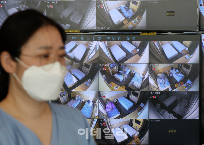 [포토]꼼꼼하게 코로나19 환자들 모니터링하는 의료진