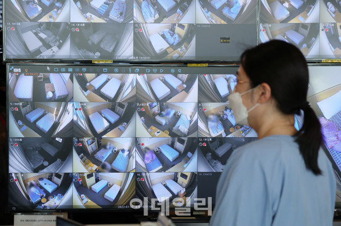 [포토]꼼꼼하게 환자들 모니터링하는 의료진