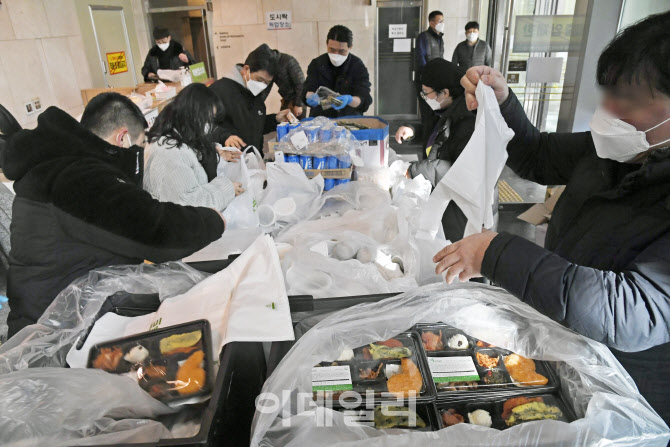 [포토]생활치료센터 환자들에게 제공되는 도시락