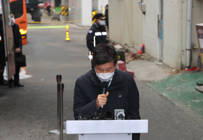 직함 내려놓고 사고 현장 찾은 정몽규…실종자 가족 "왜 이제서야"