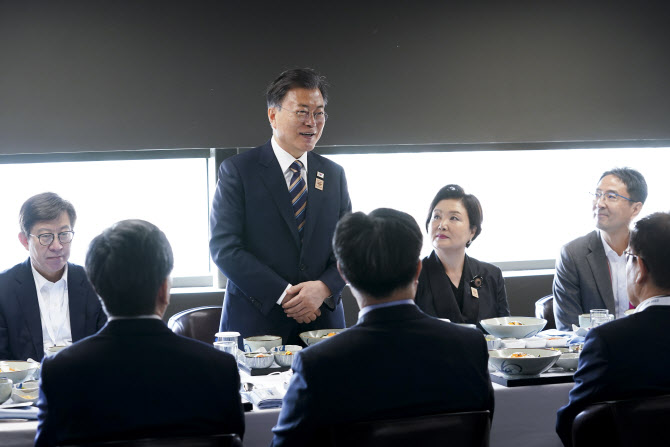 ‘UAE 순방’ 文대통령 “두바이 방문, 부산 엑스포 유치 때문”