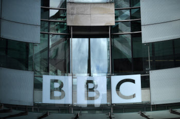 ‘1년에 26만원’ BBC 수신료 논쟁…폐지안도 거론