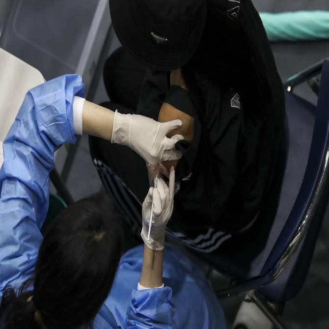 미접종 530만명 그들은 왜 백신을 거부할까…"부작용이 더 무서워요"