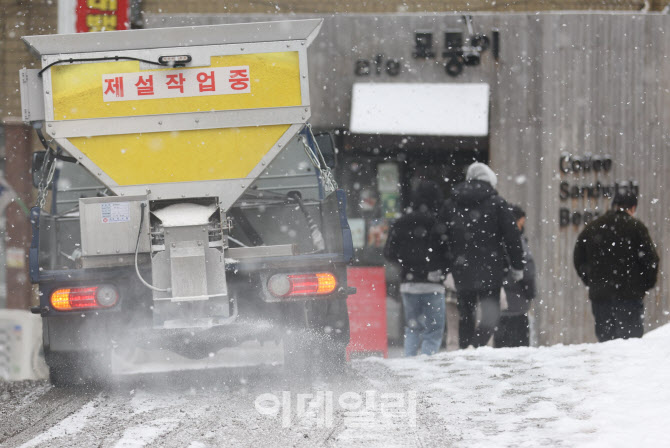 [포토]'폭설에 제설차량 투입'