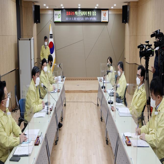 [밑줄 쫙!] 전국민 백신·치료제 무료 접종... 재정건정성엔 물음표