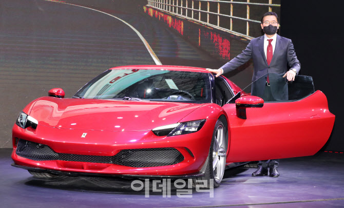 [포토]시선 사로잡는 '페라리 296 GTB'