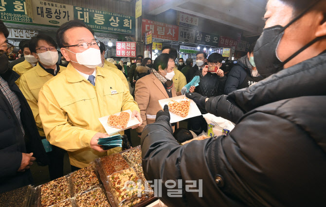 [포토]온누리상품권으로 먹거리 구매하는 국무총리