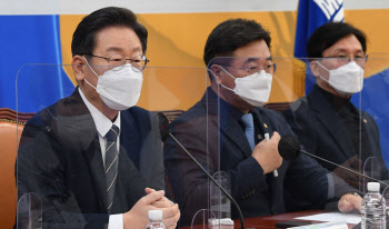 이재명, 오미크론 확산에 "의료체계 문제…새로운 방식 논의 해야"