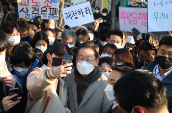 '지지율 비상' 이재명, 서울 시민에 몸낮춰 "주변 설득해달라"