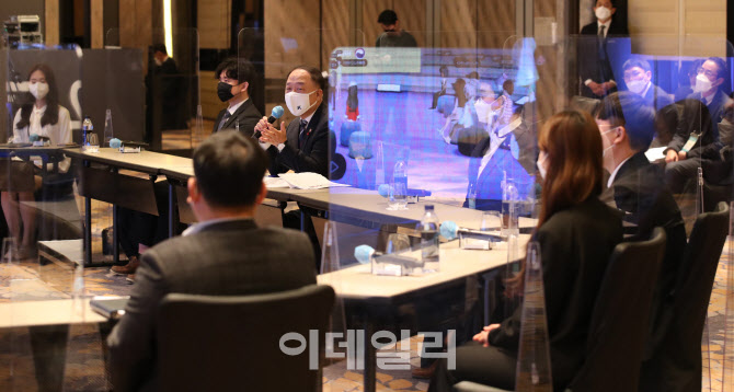 [포토]구직자들과 대화하는 홍남기 경제 부총리