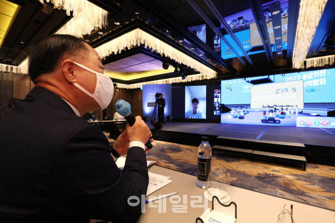 [포토]홍남기 부총리, 구직자 간담회