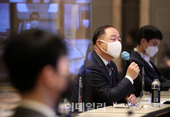 [포토]홍남기 부총리, 구직자와의 대화