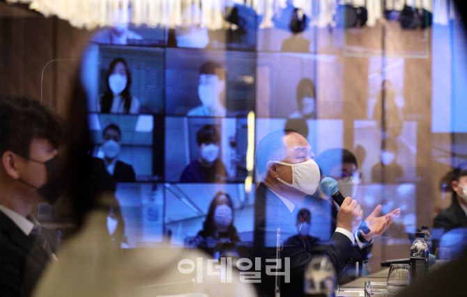 [포토]공공기관 구직자들 만난 홍남기 부총리