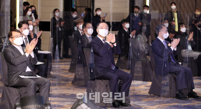 [포토]박수치는 홍남기 부총리와 김용기 부위원장