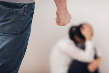 12살 딸 머리채 잡고 때린父…출동한 경찰도 때렸지만 '집유'