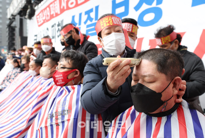 [포토]전국 자영업자 대표들, '분노와 저항의 릴레이 삭발'