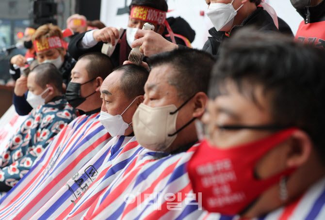 [포토]'분노와 저항의 릴레이 삭발하는 자영업자 대표들'