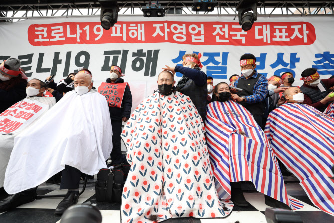 [포토]자영업자 단체 릴레이 삭발, '손실보상 소급적용 해달라'