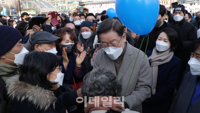 [포토]경기 매타버스 나흘째, '고양 찾은 이재명'