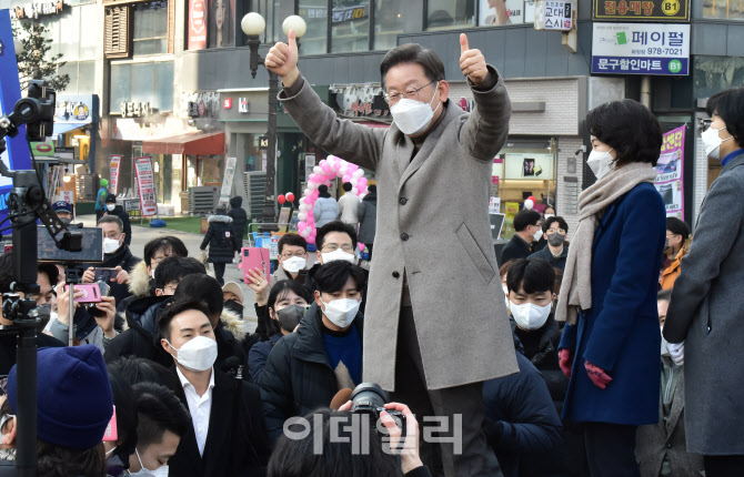 [포토]이재명 경기 매타버스, '고양 시민에게 엄지 척'