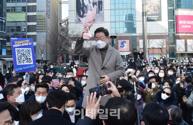 [포토]이재명 경기 매타버스, '꽃다발 들고'