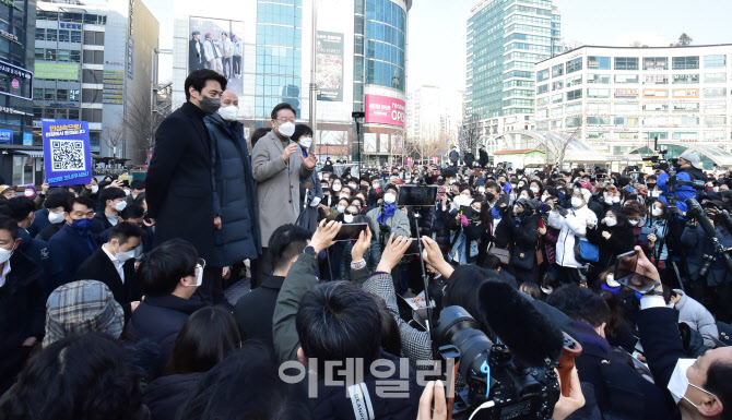 [포토]경기 매타버스, '고양 시민들에게 연설하는 이재명'
