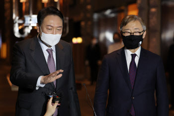 윤석열 손잡은 최재형, 선대본부서 상임고문 맡는다