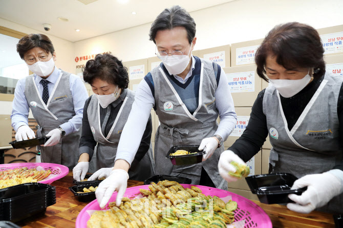 [포토] 영등포구, 저소득 주민 위한 설 음식 포장