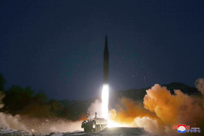[속보]합참 "북한, 동해상으로 미상발사체 발사"