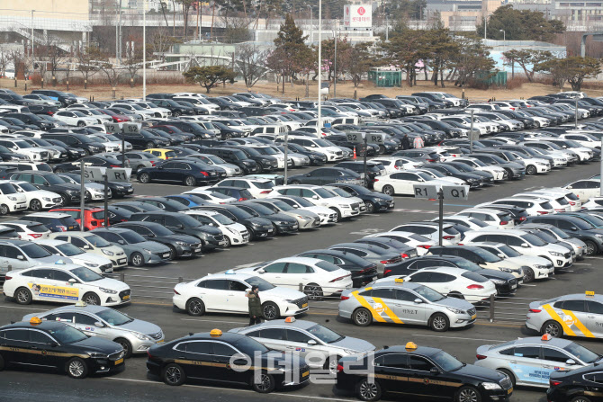 [포토]오미크론 우려에도 북적이는 김포공항 국내선 주차장