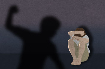 양부모 학대에 못이겨…혼자 경찰 찾아간 아이