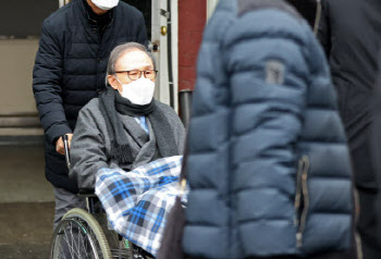 이명박 전 대통령, 12일 만에 퇴원…안양교도소 재수감