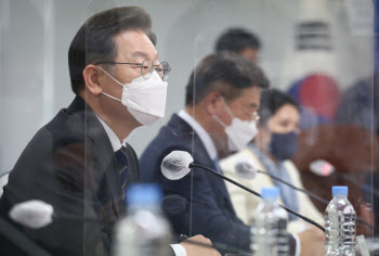 연휴 첫날 최고위 연 與…"文 정부 마지막 추경, 대상범위 확대해야"