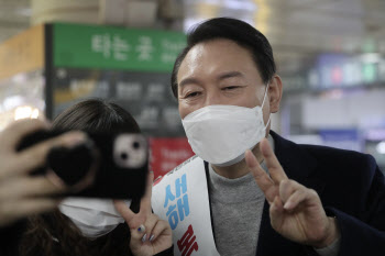 윤석열 "아이들 도서관 대출 시 보호자 동의 절차 개선"