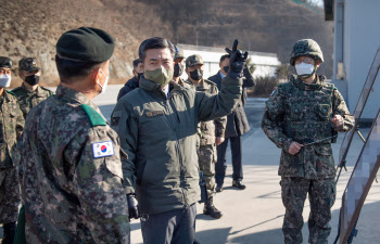 '미사일엔 미사일' 서욱, 육군 미사일사령부 방문…北에 경고