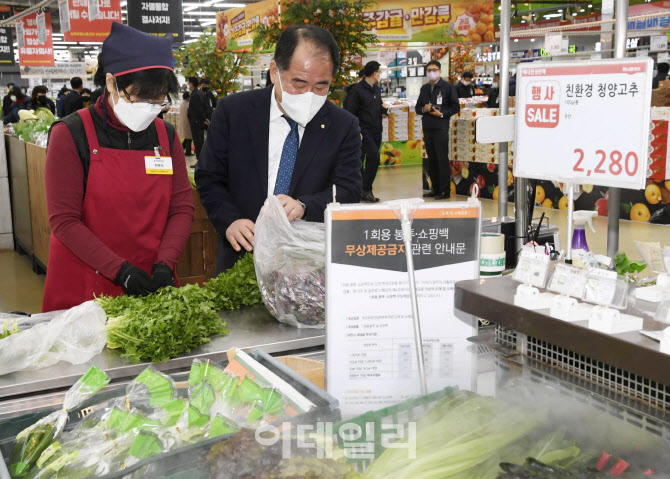 [포토] 신영호 농협유통 대표, 취임식 대신 현장점검