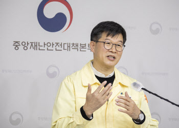 당국 "먹는 치료제 50대 확대…재택치료 관리 인원 15만명↑"