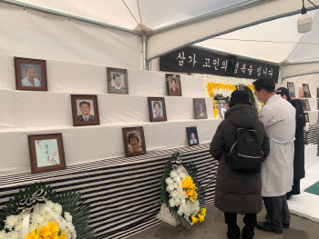 "코로나 특별법 제정해달라"…피해자, 서울 한복판에 분향소 설치