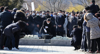 ‘盧 참배’ 눈물 흘린 이재명, ‘남부수도권’ 구상 승부수(종합)
