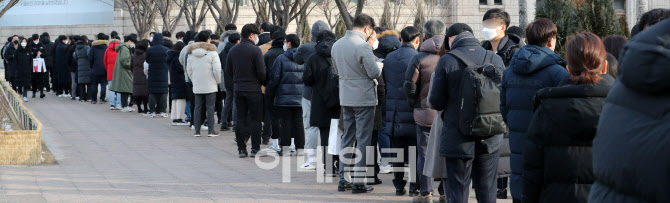 [포토]코로나19 신규 확진 사흘째 3만명대...선별진료소 인파 '북적'