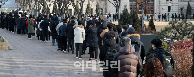 [포토]코로나 신규 확진 사흘째 3만명대...선별진료소 인파 '북적'