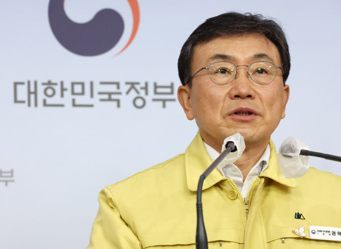 권덕철 "의료체계 안정되면 영업시간 '10시' 검토"