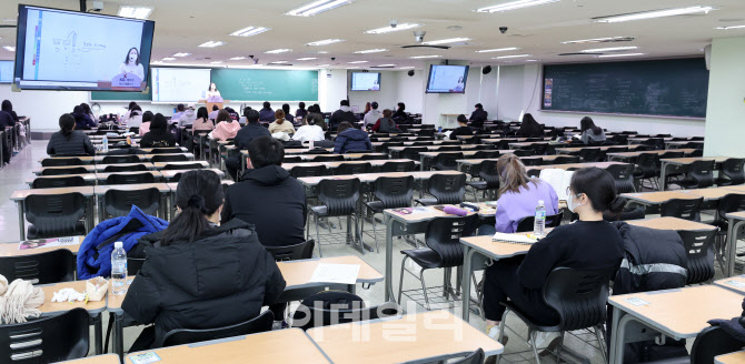 [포토]강화된 방역수칙…학원 띄어앉기