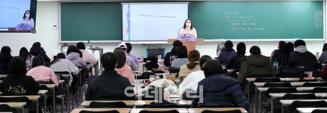 [포토]'칸막이'에 '띄어 앉기'‥학원 방역 강화