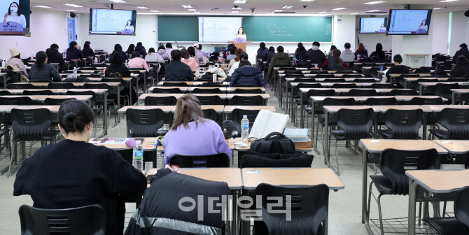 [포토]강화된 방역수칙… 백화점 판촉 금지·학원 띄어앉기