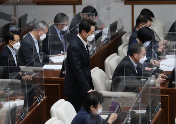 ‘서울시장 발언 중지·퇴장’ 조례 개정안 통과…재석의원 전원 찬성