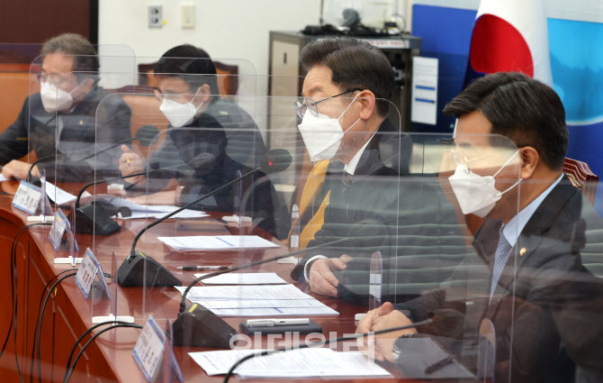 [포토]오미크론 대응 긴급점검회의, '발언하는 이재명'